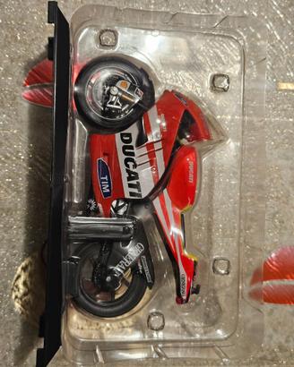 Modellino Ducati Desmosedici GP 11 Valentino Rossi