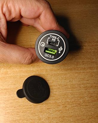 Caricabatterie alimentatore USB e USB-C da auto