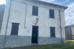 Bardi piccolo rustico con terreno 9.5 ettari