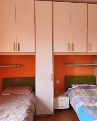 Armadio ponte + scrivania con cassettiera