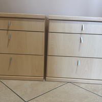 Comodini in legno chiaro