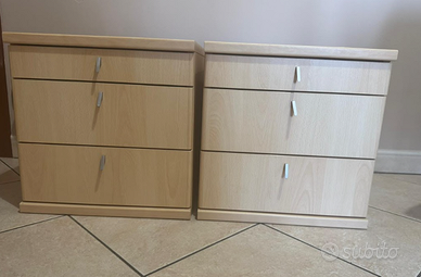 Comodini in legno chiaro