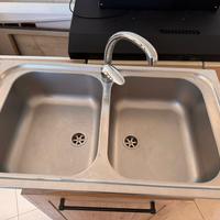 Lavello da cucina a doppia vaschetta con rubinetto