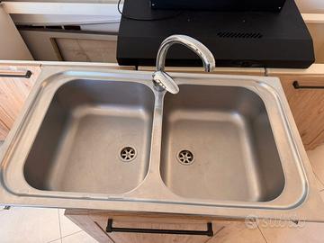 Lavello da cucina a doppia vaschetta con rubinetto