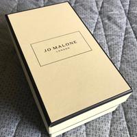 Scatola di Imballaggio “Jo Malone” con Nastro Oro
