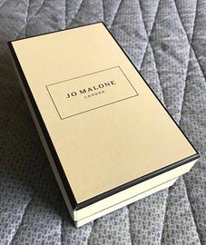 Scatola di Imballaggio “Jo Malone” con Nastro Oro