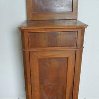 Comodino in noce con alzata