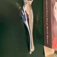 Apribottiglie in silverplate nuovo