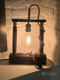 Lampada artigianale industriale in legno e metallo
