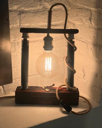 Lampada artigianale industriale in legno e metallo