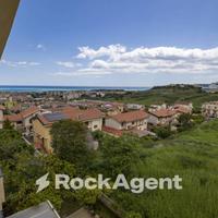 VILLA DI AMPIA METRATURA CON GIARDINO ESCLISIVO E
