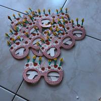 N 10 occhialini cartoncino compleanno c/Candeline