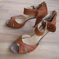 Scarpe sandali in pelle con fibbia e zip