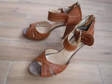 Scarpe sandali in pelle con fibbia e zip