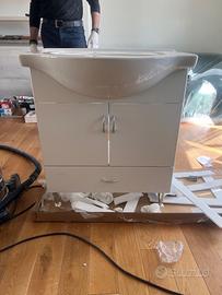 Mobile bagno con lavabo e sifone salvaspazio