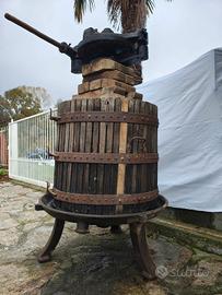 Antico torchio per uva fine '800 in perfetto stato