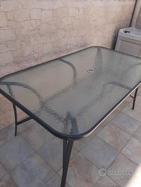 Tavolo da giardino compreso di sedie ed ombrellone