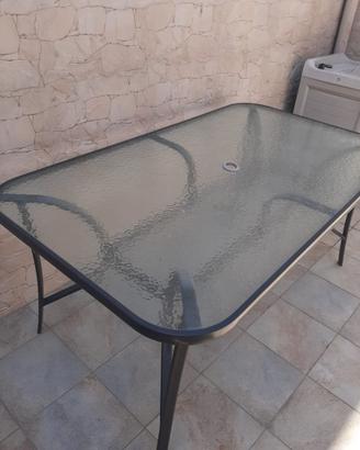 Tavolo da giardino compreso di sedie ed ombrellone