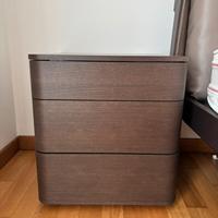 Coppia di comodini in legno marrone scuro