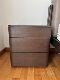 Coppia di comodini in legno marrone scuro