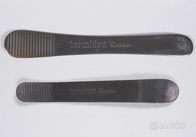 Abbassalingua pubblicitari in metallo, anni '60