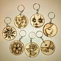 portachiavi pirografati e fatti a mano