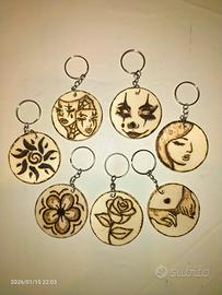 portachiavi pirografati e fatti a mano
