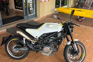 Husqvarna svartpilen 401 passaggio incluso