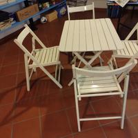 Tavolo in legno Bianco con quattro sedie