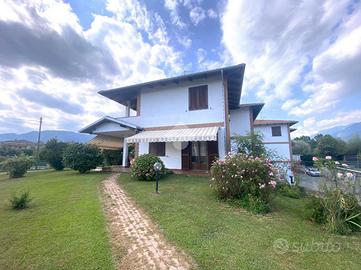 VILLA A SCHIERA A MONTALTO DORA