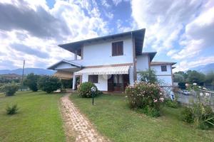 VILLA A SCHIERA A MONTALTO DORA