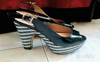Sandali Slingback in Vernice Nera con Tacco a Righ