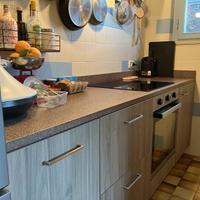 Cucina con piano in porfido