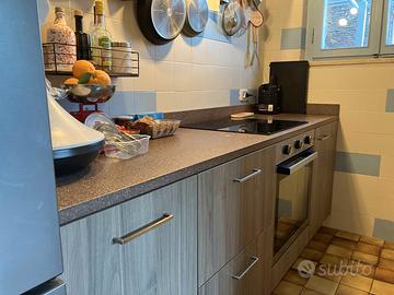 Cucina con piano in porfido