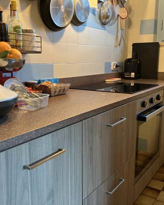 Cucina con piano in porfido