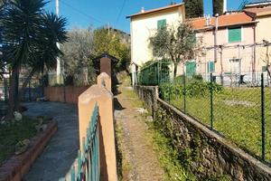 Bilocale con poggiolo da ristrutturare