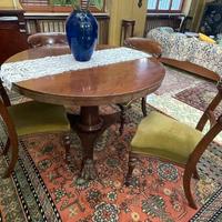 Tavolo antico rotondo allungabile con sedie