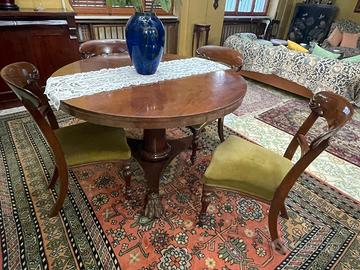 Tavolo antico rotondo allungabile con sedie