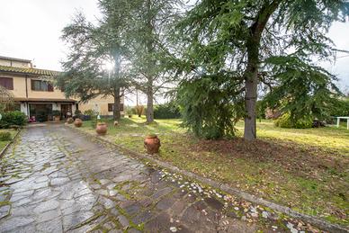 Montaperti con grande giardino