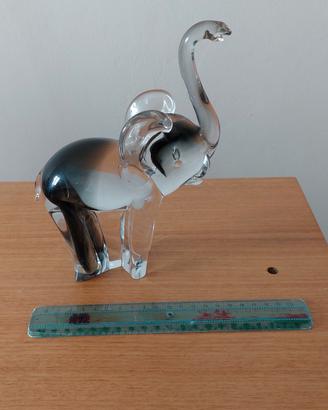 statuina in vetro di elefante di colore grigio