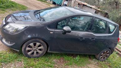 Meriva da sistemare  o per pezzi di ricambio 