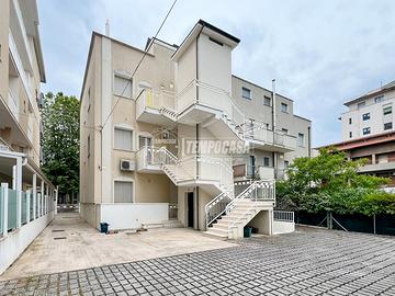 ATTICO CON POSTO AUTO PRIVATO VICINO AL MARE