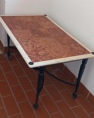 tavolo di marmo marrone 