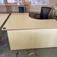 Scrivania ad angolo con cassettiera e sedia