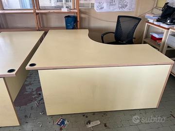 Scrivania ad angolo con cassettiera e sedia