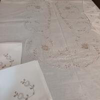 tovaglia ovale da 12 posti ricamata a mano