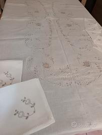 tovaglia ovale da 12 posti ricamata a mano