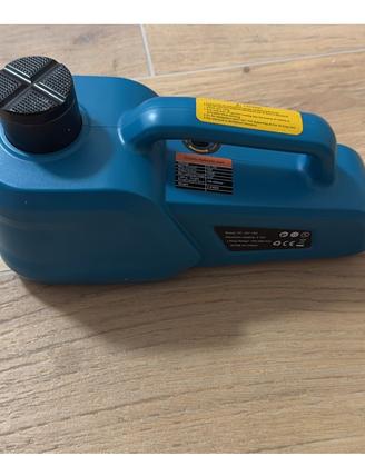 SOLLEVATORE AUTO CON OLIO IDRAULICO