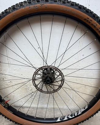 Ruota anteriore frm i 30 con copertone tlr maxxis