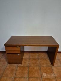 Scrivania in legno con cassetto e vano oggetti